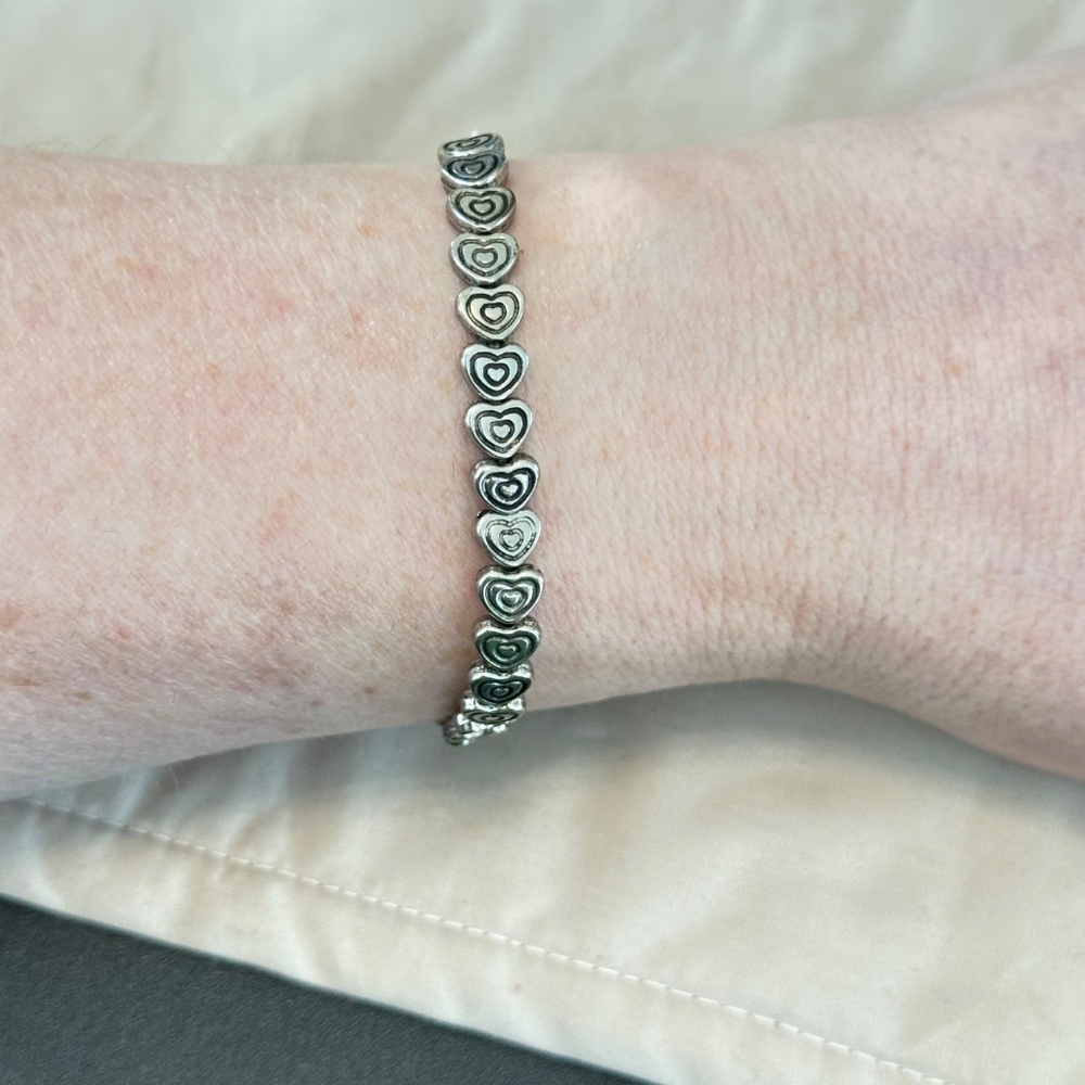 Silver tone stretchy bracelet w/carved Heart beads all the way around - Picture 8 of 13